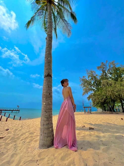 Nữ diễn viên Làng trong phố yêu thích váy maxi hở lưng khi đi biển.
