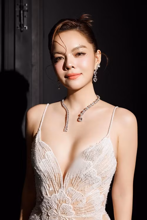 Phạm Quỳnh Anh khoe thân hình nuột nà trong trang phục bó sát, cắt xẻ táo bạo. Ảnh: FB Phạm Quỳnh Anh.