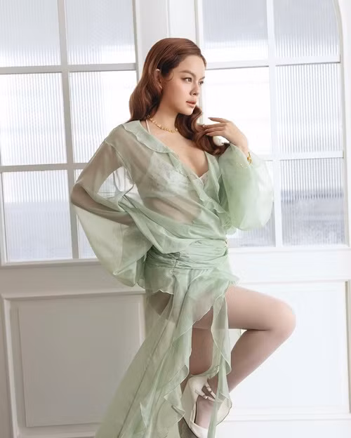 Cuối năm 2018, Phạm Quỳnh Anh tuyên bố ly hôn ông bầu Quang Huy. Nữ ca sĩ chia sẻ trên Saostar vào năm 2024 về chồng cũ: "Tôi và bố của Tuệ Lâm, Tuệ An đến với nhau vì tình yêu, từ đó có các con. Khi cuộc sống xuất hiện những bất đồng, cả hai cảm thấy không thể tiếp tục như thế nữa, nên chọn đổi từ trạng thái vợ chồng sang hình thức những người bạn có con chung. Ảnh: FB Phạm Quỳnh Anh.