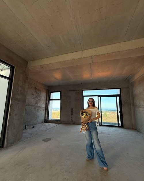 Nhiều người đặt nghi vấn Phạm Quỳnh Anh tậu nhà mới khi người mẫu Kim Cương để lại bình luận dưới bài đăng của nữ ca sĩ: "Chúc mừng chị yêu của em, hàng xóm với nhau nữa rồi". Ảnh: FB Phạm Quỳnh Anh.