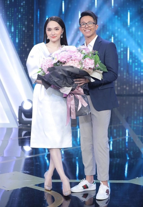 Trong tập 14 của Người ấy là ai mùa 3 lên sóng tháng 8/2020, Hoa hậu Hương Giang chọn CEO Matt Liu làm bạn trai. Sau chương trình, Matt Liu bị một cô gái tố gạ tình với bằng chứng là tin nhắn “Hi em” trên Tinder 51 tuần trước đó. Ảnh: Phụ Nữ Việt Nam.