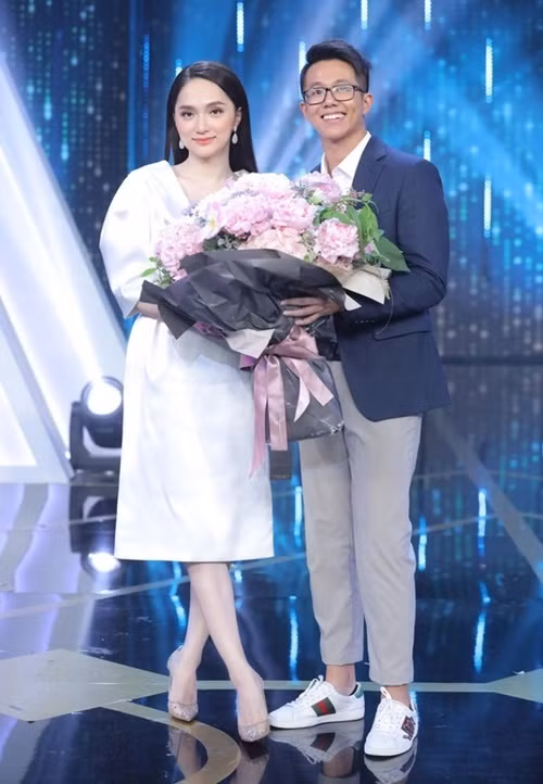 Trong tập 14 của Người ấy là ai mùa 3 lên sóng tháng 8/2020, Hoa hậu Hương Giang chọn CEO Matt Liu làm bạn trai. Sau chương trình, Matt Liu bị một cô gái tố gạ tình với bằng chứng là tin nhắn “Hi em” trên Tinder 51 tuần trước đó. Ảnh: Phụ Nữ Việt Nam.