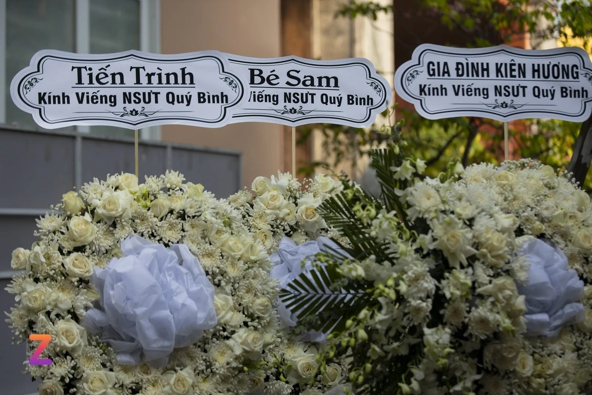 Nhiều nghệ sĩ gửi vòng hoa tiễn biệt diễn viên Quý Bình. Lễ viếng nam diễn viên sẽ diễn ra từ chiều 8/3 đến chiều 9/3. Vợ và người thân Quý Bình nén nỗi đau, lo liệu hậu sự cho anh. Đến 13h30 ngày 9/3 diễn ra lễ động quan. Sau đó, thi hài nam diễn viên được hỏa táng tại Tháp Long Thọ, huyện Củ Chi, TP.HCM. Sự ra đi của Quý Bình ở tuổi 42 để lại niềm thương tiếc vô hạn trong lòng người ở lại.