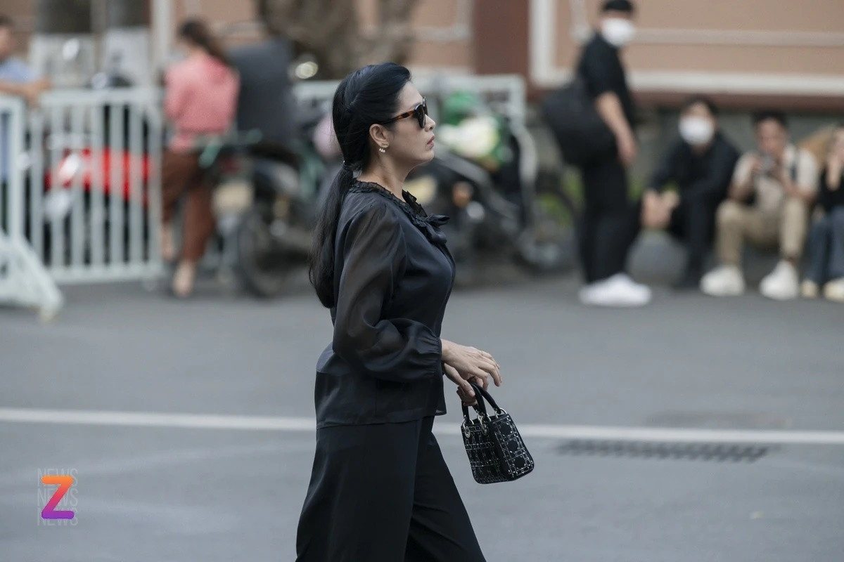 Các nghệ sĩ đến viếng đều được bảo vệ dùng ô đen che chắn, tránh những ống kính của đội streamer. Tại lễ tang, gia đình huy động đông đội ngũ an ninh, bảo vệ để đảm bảo sự riêng tư, tránh ồn ào.