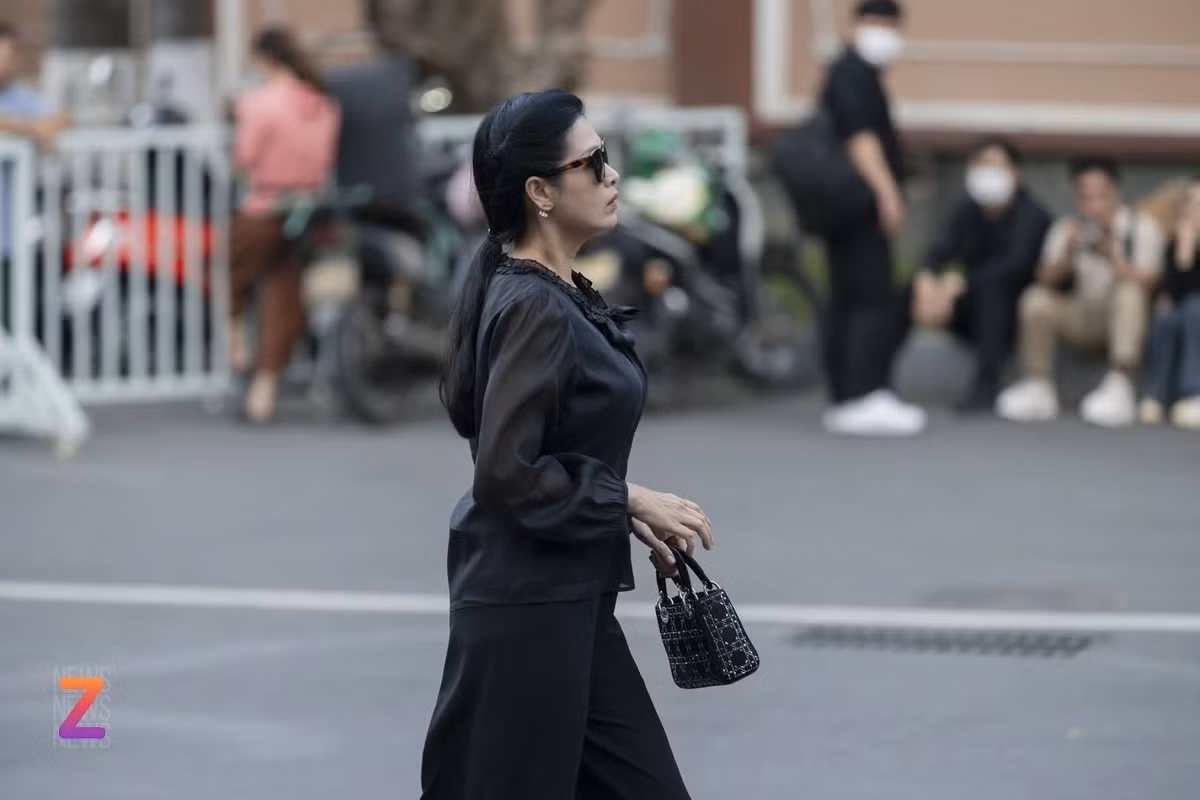 Các nghệ sĩ đến viếng đều được bảo vệ dùng ô đen che chắn, tránh những ống kính của đội streamer. Tại lễ tang, gia đình huy động đông đội ngũ an ninh, bảo vệ để đảm bảo sự riêng tư, tránh ồn ào.