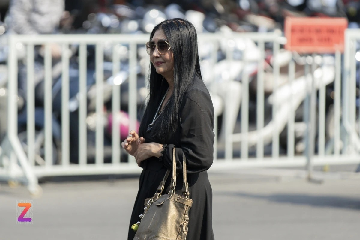 Danh ca Họa Mi có mặt từ sớm tại địa điểm diễn ra tang lễ Quý Bình. Bà đeo kính râm, diện đầm đen. Danh ca từng ngồi ghế giám khảo cuộc thi Tình Bolero 2016 mà Quý Bình là thí sinh. Thời điểm đó, bà ấn tượng với giọng hát đẹp, trầm ấm của Quý Bình.