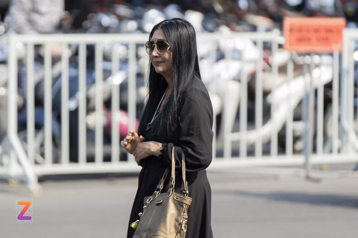 Danh ca Họa Mi có mặt từ sớm tại địa điểm diễn ra tang lễ Quý Bình. Bà đeo kính râm, diện đầm đen. Danh ca từng ngồi ghế giám khảo cuộc thi Tình Bolero 2016 mà Quý Bình là thí sinh. Thời điểm đó, bà ấn tượng với giọng hát đẹp, trầm ấm của Quý Bình.