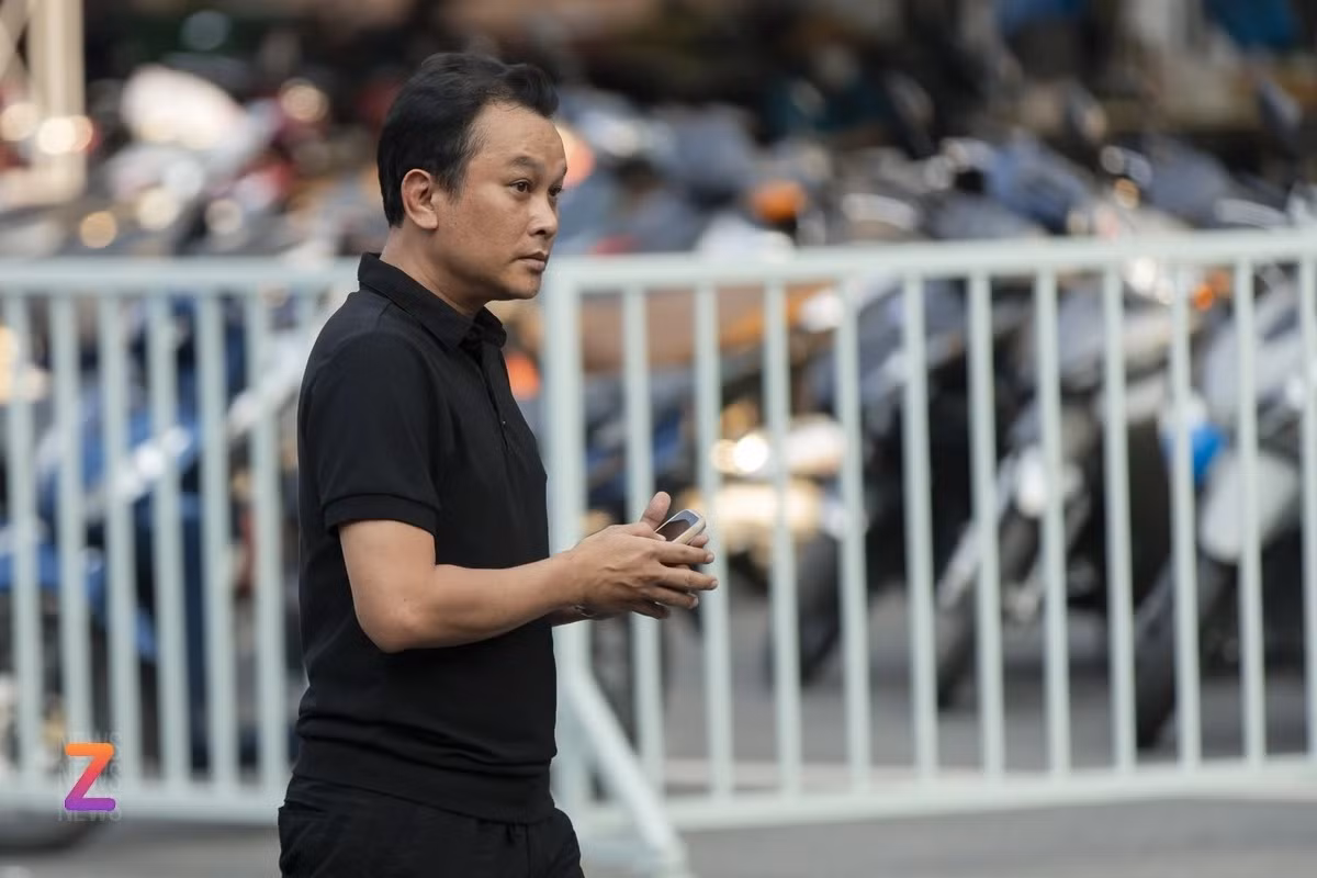 Nghệ sĩ Hữu Quốc cũng đến tiễn biệt Quý Bình vào chiều 8/3. Trong ký ức của Hữu Quốc, Quý Bình có tính cách hiền lành, dễ mến và đa tài. "Mãi nhớ và biết ơn em với những đóng góp âm thầm cùng quỹ thiện nguyện của Bếp chia sẻ yêu thương, ngay cả trong mùa dịch. Vùng trời tươi đẹp đang chờ em", Hữu Quốc chia sẻ.