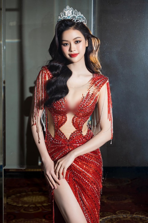 Theo Đào Hiền, công ty Sen Vàng không chỉ mang đến cho cô cơ hội, mà còn cả những người anh, người chị, người bạn luôn bên cạnh động viên, giúp cô ngày một hoàn thiện bản thân. Ảnh: FB Đào Hiền.