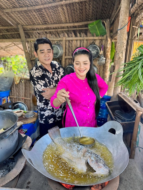 Diễn viên Kiều Trinh cũng từng đến thăm Huỳnh Anh Tuấn, cùng nấu ăn. Ảnh: FB Huỳnh Anh Tuấn.