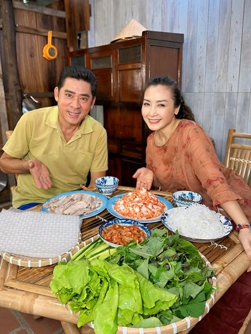 Huỳnh Anh Tuấn mời diễn viên Khánh Huyền về chơi, tận hưởng cuộc sống dân dã. Cả hai từng đóng chung phim Giấc mơ của mẹ. Ảnh: FB Huỳnh Anh Tuấn.