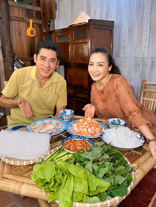 Huỳnh Anh Tuấn mời diễn viên Khánh Huyền về chơi, tận hưởng cuộc sống dân dã. Cả hai từng đóng chung phim Giấc mơ của mẹ. Ảnh: FB Huỳnh Anh Tuấn.