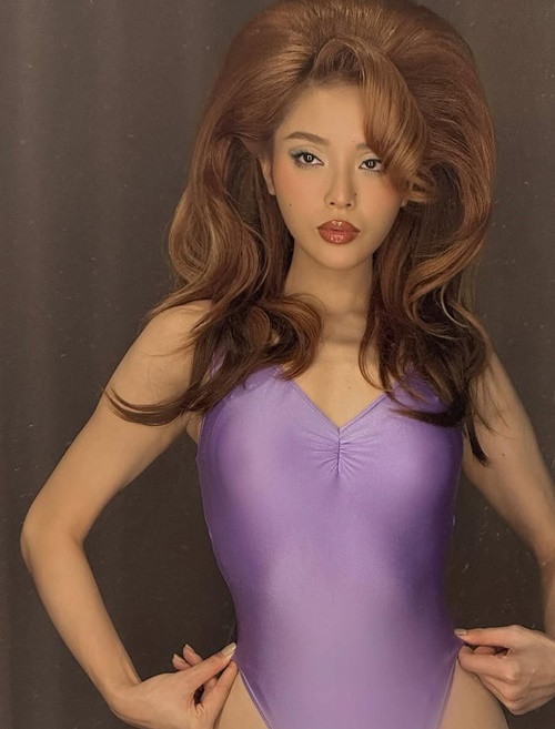 Người đẹp sinh năm 1996 diện bodysuit, trang điểm và làm tóc như búp bê Barbie.