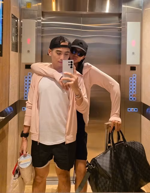 Nam đạo diễn khoe được vợ tặng áo đúng màu yêu thích và size. Ảnh: FB H'hen Niê.