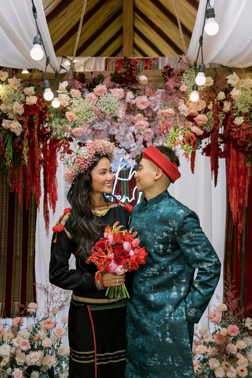 H'hen Niê và Tuấn Khôi đăng ký kết hôn vào tháng 2/2025. Sau đó, cặp đôi tổ chức lễ ăn hỏi tại quê nhà H'hen Niê. Ảnh: FB Tuấn Khôi.