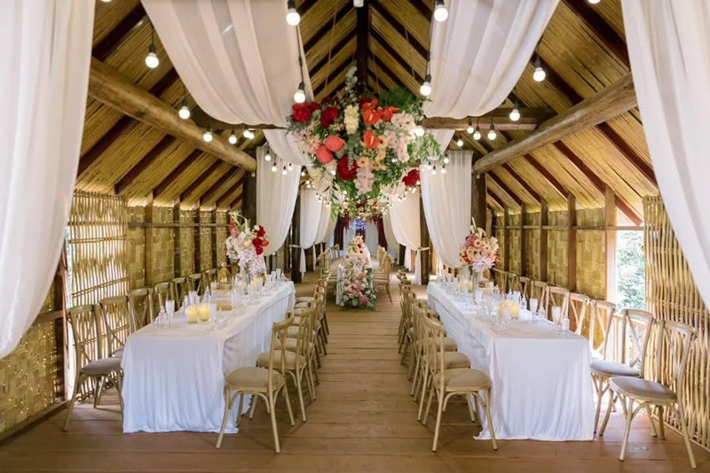 Lễ ăn hỏi của H'hen Niê diễn ra trong nhà sàn, đầy ấm cúng. Ảnh: FB H'hen Niê.