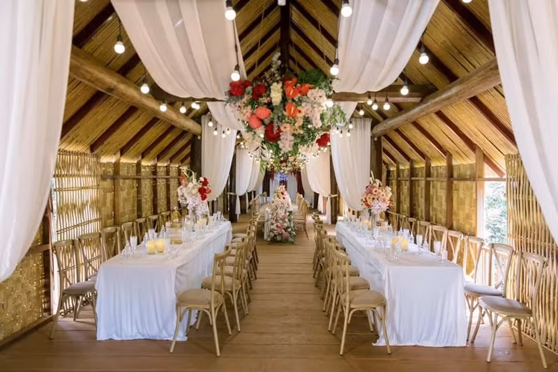 Lễ ăn hỏi của H'hen Niê diễn ra trong nhà sàn, đầy ấm cúng. Ảnh: FB H'hen Niê.