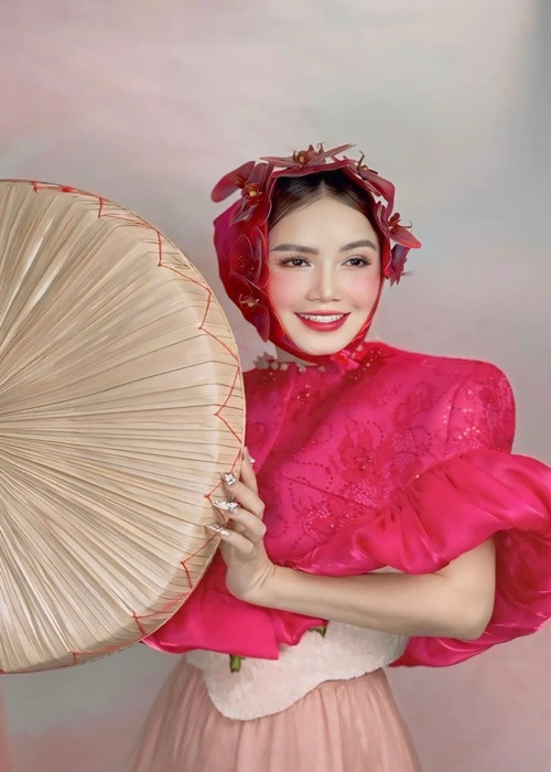 Nữ diễn viên phim Về nhà đi con cho biết, cô mất 14 tiếng để quay video, mỗi set quay lại 9-10 đúp. Ảnh: FB Đào Hoàng Yến.