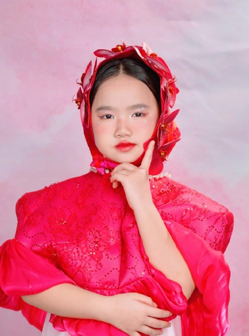 Bé Mầm tỏ ra tự tin trước ống kính máy ảnh. Ảnh: FB Đào Hoàng Yến.