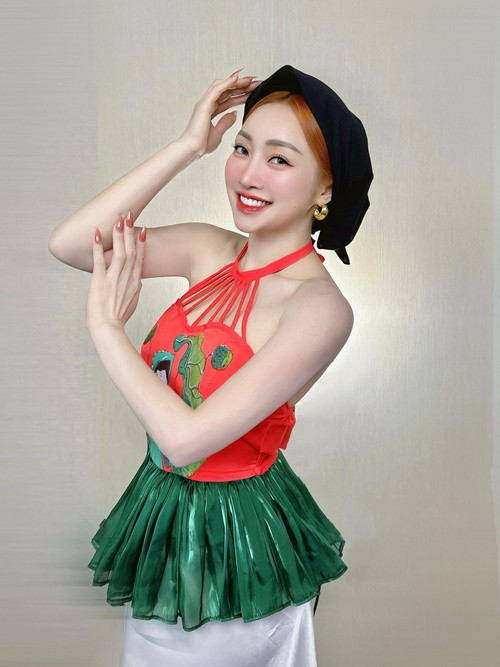 Nhiều sao Việt khen ngợi tạo hình của Lý Thùy Chang. "Chị em mình cộng tác không? Giờ chị lười đi diễn, chị thu tiếng, em diễn, chị em mình chia cát-sê", Thu Minh chia sẻ. Đáp lại Thu Minh, vợ Chi Bảo viết: "Em không dám đâu chị. 1 phút ngẫu hứng của thành phần nghiệp dư thôi ạ". Ảnh: FB Lý Thùy Chang.