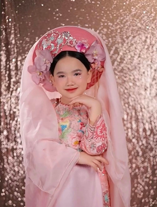 Bé Mầm - con gái út của Hoàng Yến cũng hóa "em gái Bắc Bling". Ảnh: FB Đào Hoàng Yến.