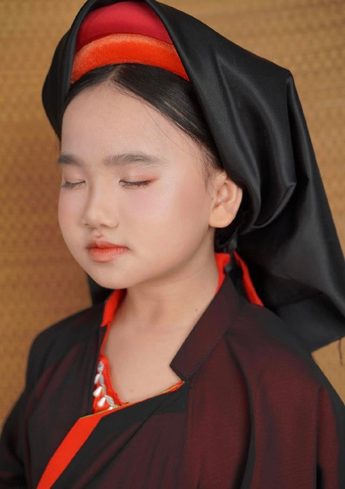 Hoàng Yến chia sẻ về con gái: "Mới hồi nào bé xíu, giờ đã là bạn diễn của mẹ rồi. Chúng ta cũng trải qua khá nhiều cung bậc cảm xúc rồi cô gái nhỉ. Nắm chặt tay nhau bước tiếp trên cuộc đời tươi đẹp nhé! Yêu em". Ảnh: FB Đào Hoàng Yến.