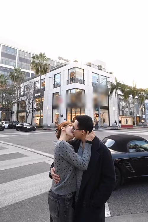 Cặp đôi không ngại hôn trên phố đông người. Ảnh: FB Trấn Thành.