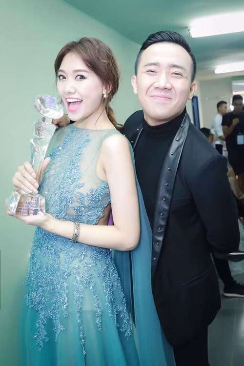 "Bên cạnh việc lấy Trấn Thành vì anh ấy yêu mình, tôi luôn nhìn vào và nghĩ rằng cho dù một ngày hai đứa có "tay trắng", người đàn ông này sẽ không bao giờ để vợ phải nhịn đói”, Hari Won bày tỏ. Ảnh: FB Hari Won.