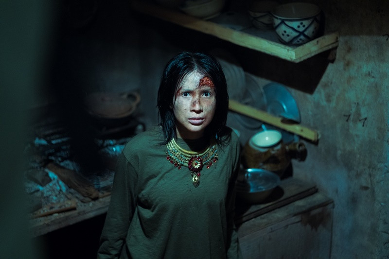  Khả Như đóng nữ chính trong phim điện ảnh Quỷ nhập tràng đang chiếu rạp. Trong phim, nữ diễn viên hóa thân thành người phụ nữ làm công việc tẩm liệm người chết tại ngôi làng mai táng. Ảnh: VOV.