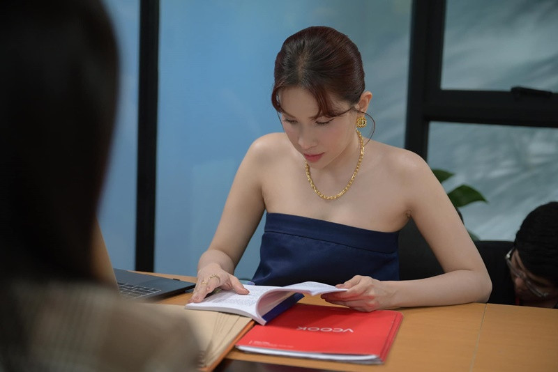 Nữ diễn viên khoe vòng một căng đầy khiến người đối diện khó rời mắt. Ảnh: FB Khả Như.