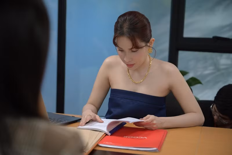 Nữ diễn viên khoe vòng một căng đầy khiến người đối diện khó rời mắt. Ảnh: FB Khả Như.