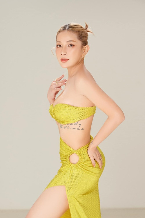 Khả Như yêu thích trang phục cắt xẻ khoe các hình xăm. Ảnh: FB Khả Như.