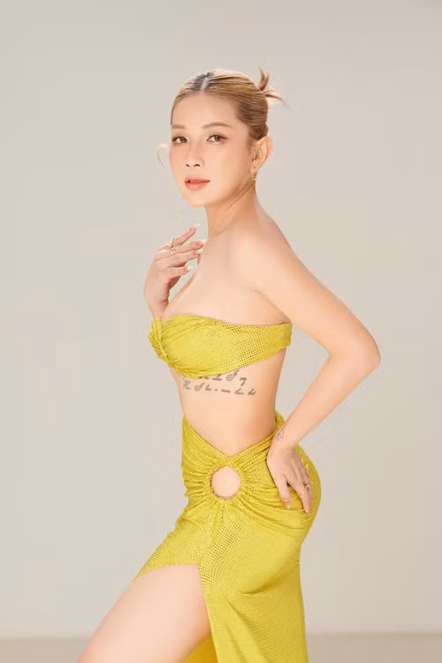 Khả Như yêu thích trang phục cắt xẻ khoe các hình xăm. Ảnh: FB Khả Như.