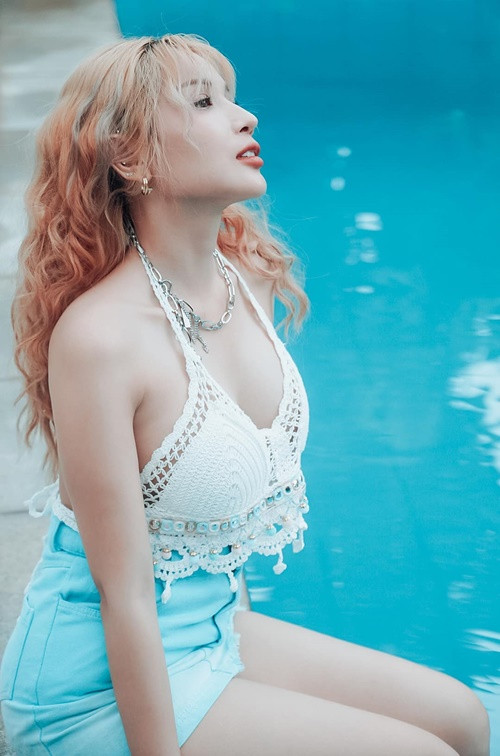 Khả Như chia sẻ, để giữ dáng, cô tập yoga, không ăn quá nhiều, uống nhiều nước. Ảnh: FB Khả Như.