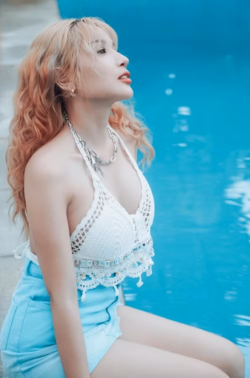 Khả Như chia sẻ, để giữ dáng, cô tập yoga, không ăn quá nhiều, uống nhiều nước. Ảnh: FB Khả Như.