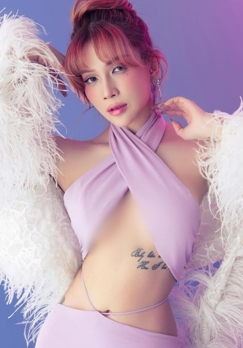 Nữ diễn viên diện váy cắt khoét khoe hình xăm chân ngực. Ảnh: FB Khả Như.