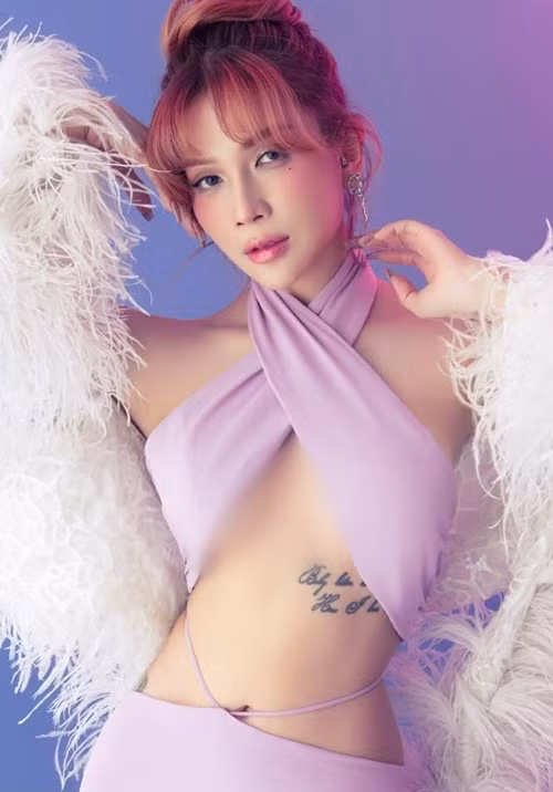 Nữ diễn viên diện váy cắt khoét khoe hình xăm chân ngực. Ảnh: FB Khả Như.