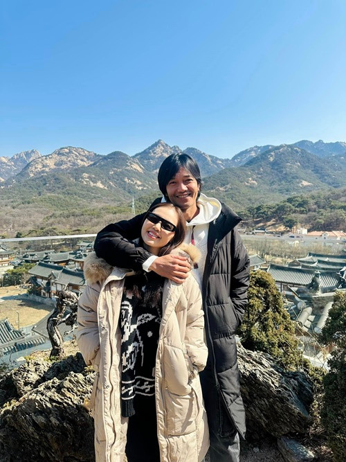 "Điểm mạnh của tôi bù trừ cho ông xã. Anh chỉ cần tập trung vào chuyên môn diễn xuất, tôi sẽ lo hết vấn đề xung quanh như hợp đồng, truyền thông, ngoại giao thay chồng. Ngoại trừ những lúc quảng bá dự án của anh, tôi có thời gian để lo kế hoạch kinh doanh của mình", Linh Phi chia sẻ trên Vietnamnet. Ảnh: FB Quang Tuấn.