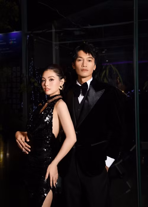 Linh Phi lui về làm hậu phương vững chắc cho Quang Tuấn. Ngoài chăm sóc các con, cô còn làm quản lý cho chồng. Ảnh: FB Quang Tuấn.