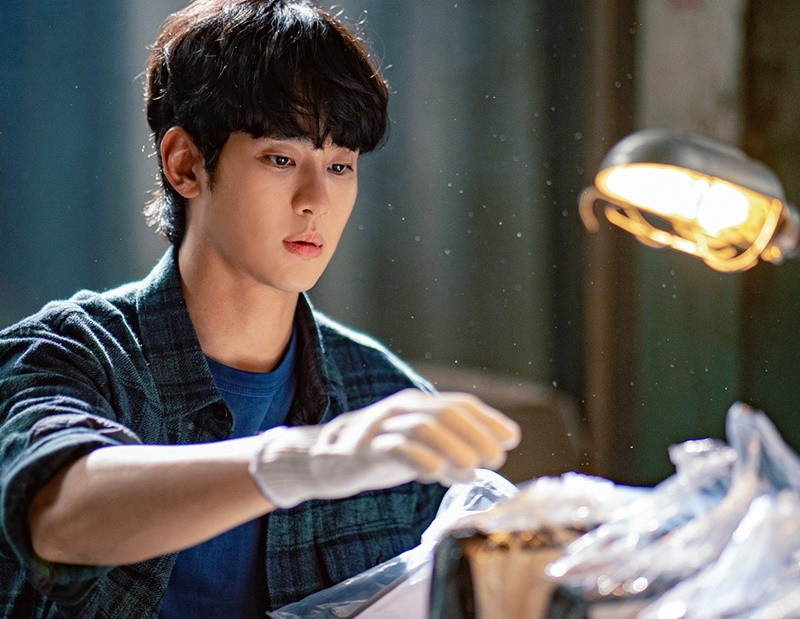 Hiện tại, dự án phim duy nhất của Kim Soo Hyun là series Knock-off. Theo Harper's Bazaar Vietnam, phim đã được lên kế hoạch hai mùa. Mùa 1 hoàn tất ghi hình và dự kiến phát sóng vào tháng 4/2025, còn mùa 2 đang quay, dự kiến lên sóng vào nửa cuối 2025. Tuy nhiên, sáng ngày 12/3, nhà sản xuất cho biết, mùa 1 chưa có lịch phát sóng chính thức. Ảnh: Harper's Bazaar Vietnam.