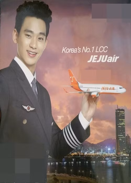Hãng hàng không Jeju Air chuyển các video có Kim Soo Hyun từ năm 2015 sang chế độ riêng tư. Thương hiệu mỹ phẩm thuần chay Dinto tạm dừng tất cả lịch trình liên quan đến diễn viên Vì sao đưa anh tới. Ảnh: Phụ Nữ Số.