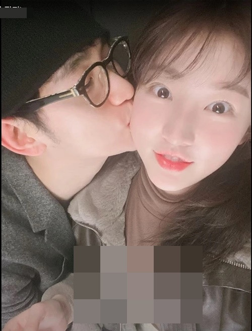 Mới đây, kênh Viện Garo Sero liên tục tung các bằng chứng chứng minh mối quan hệ tình cảm một thời giữa Kim Soo Hyun và Kim Sae Ron như hình ảnh tình tứ, thư viết tay của tài tử. Ảnh: VOV.