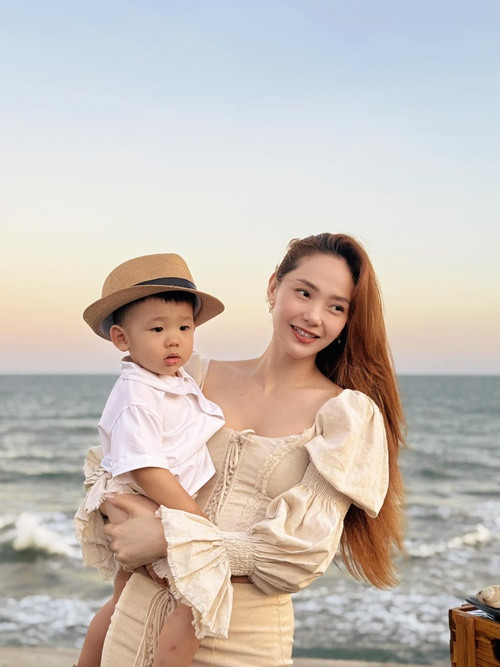 Nữ ca sĩ đưa quý tử nghỉ dưỡng ở biển nhân dịp sinh nhật chồng đại gia vào đầu tháng 3/2025.