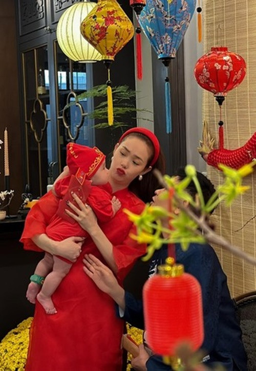 Nữ ca sĩ hé lộ không gian biệt thự ngập tràn không khí xuân vào dịp Tết.