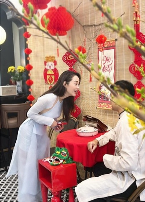 Minh Hằng cùng chồng và con trai đang sống trong biệt thự sang trọng.