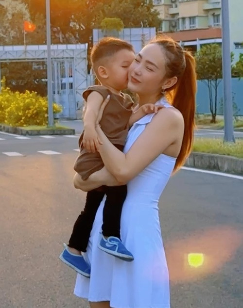 Minh Hằng bận rộn đến mấy, vẫn về nhà nấu cơm cho chồng con.