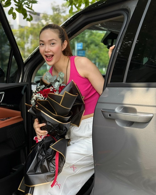 Mới đây, ca sĩ Minh Hằng khoe được chồng tặng xe hơi.