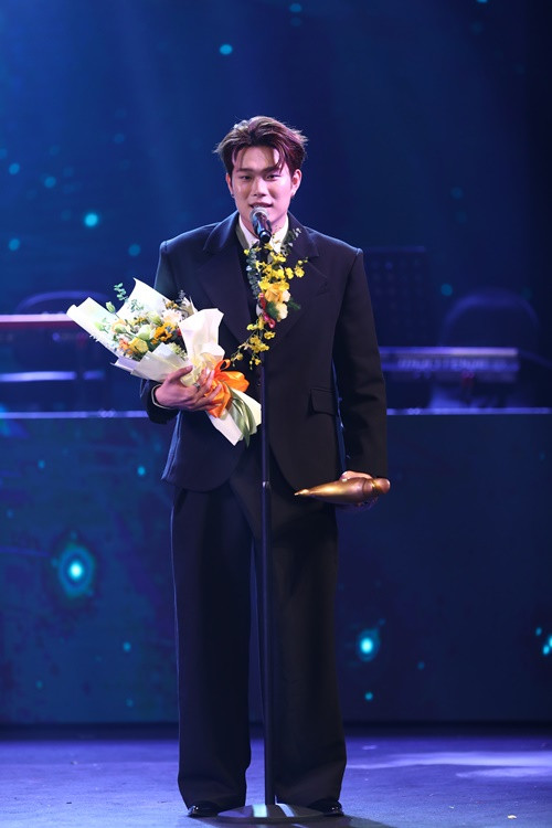 Dương Domic nhận giải Nghệ sĩ mới của năm. Năm 2024, nam nghệ sĩ đã tạo được dấu ấn mạnh mẽ sau khi tham gia chương trình Anh trai say hi. Ảnh: BTC.