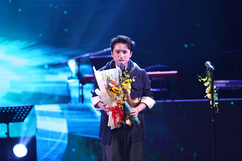 Phan Mạnh Quỳnh đoạt giải Nhạc sĩ của năm. Năm 2024, anh có nhiều sản phẩm gây chú ý như album CineLove với 9 ca khúc (kết hợp các hit làm mới và ba sáng tác mới Hoa mặt trời, Datanla, Đại dương), ca khúc nhạc phim Mai (phiên bản Sau lời khước từ), và ca khúc nhạc phim Ngày xưa có một chuyện tình (phiên bản MV Có một chuyện tình). Ảnh: BTC.