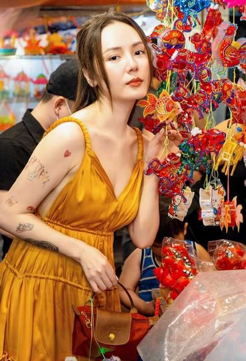 Thời trang đời thường của Phương Linh đầy nữ tính.